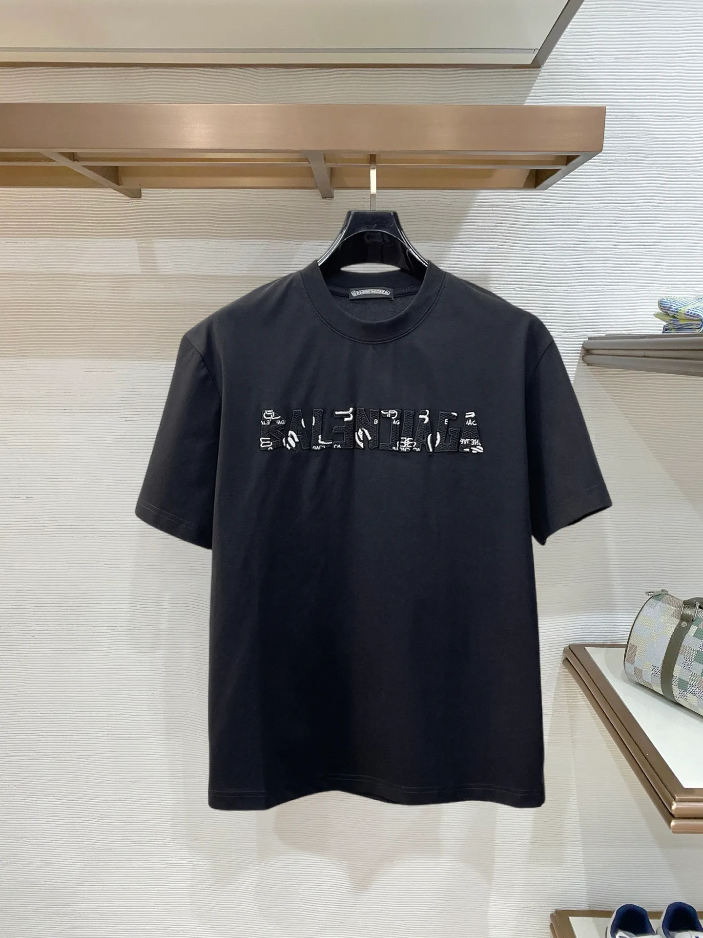 Balenciaga's high-end top-quality products 🐮2026 Spring and Summer New Arrival first counter, the latest New Arrival short-sleeved round neck T-shirt, Premium customized design, avant-garde and fashionable! Brand logo heavy craftsmanship design Premium customized 260g fabric. Soft to the touch. Comfortable to wear. Counter-level exquisite stitching. Fine workmanship. The upper body effect is incomparably handsome! A must-have item for men and women with the same style! Sizes: S~XXL When placing an order, please state your height and weight. The maximum wearing size is 210 pounds (one size larger)